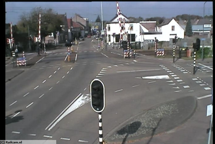 Beeld van webcam op de overweg en de Hoofdstraat in Mierlo-Hout. Klik voor life beeld.